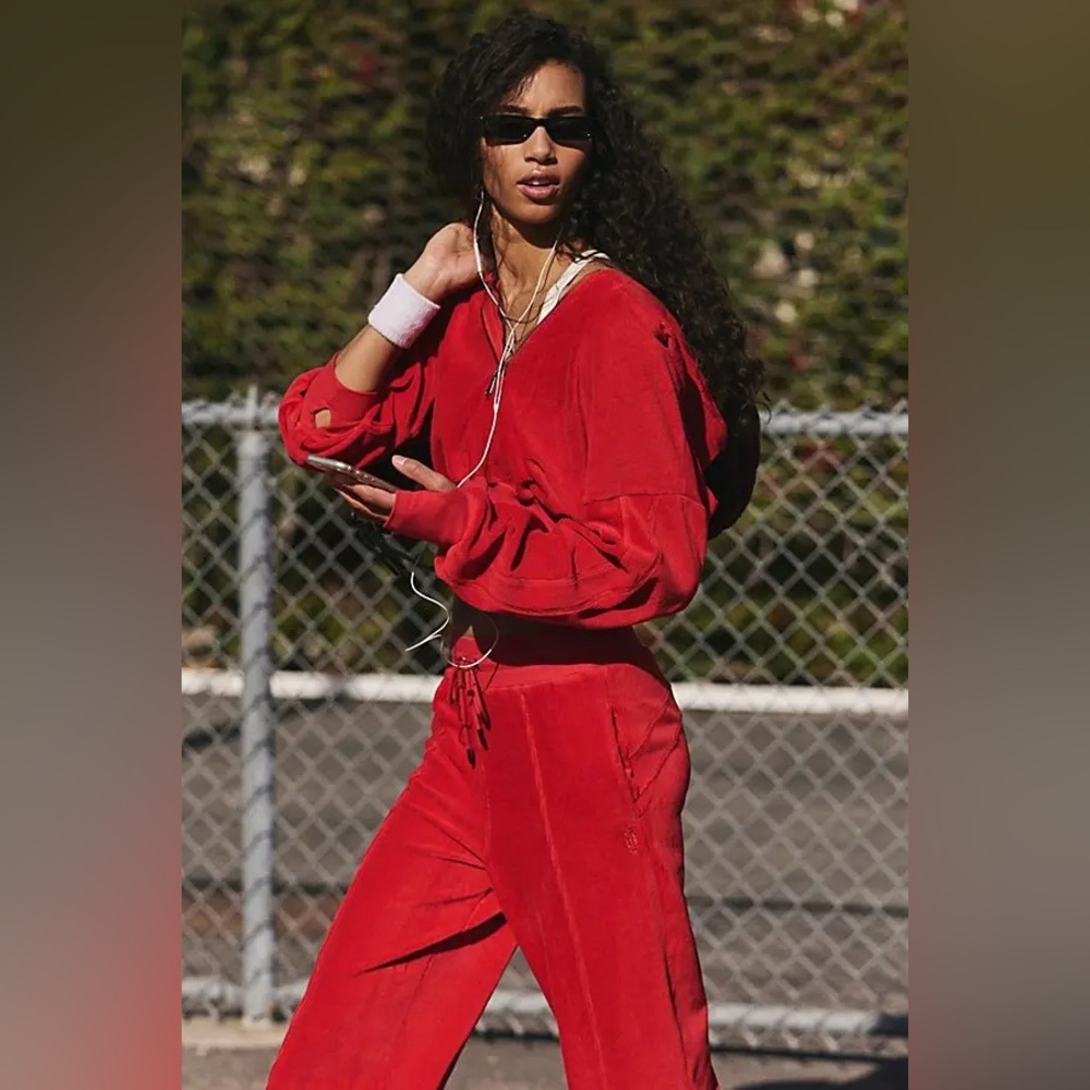 NWT FREE PEOPLE Movement Let's Volley Velour Half Zip - Winterberry
$168MSRP